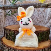 Gehäkelter Osterhase mit Geheimversteck – Handgemachte Osterdeko, Geschenkverpackung für Geld & Schokolade, süße Ostergeschenk-Idee, Weiß