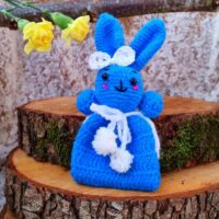 Gehäkelter Osterhase mit Geheimversteck – Handgemachte Osterdeko, Geschenkverpackung für Geld & Schokolade, süße Ostergeschenk-Idee, Blau