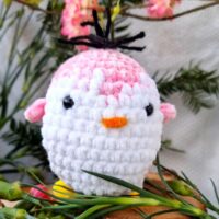Süßer gehäkelter Pinguin in Pink und Weiß – Handgemachte Amigurumi Deko – Kuscheltier Geschenk für Kinder & Babyzimmer, Tierfigur Häkelkunst